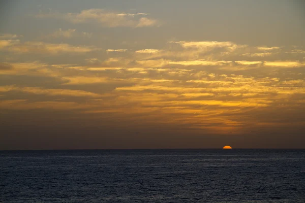 Ανατολή του ηλίου πάνω από τη θάλασσα — Φωτογραφία Αρχείου