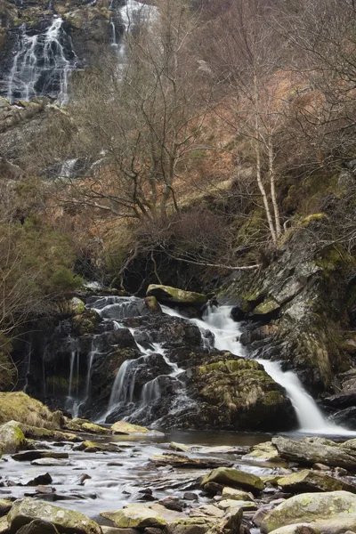 Vattenfall i höstskogen — Stockfoto