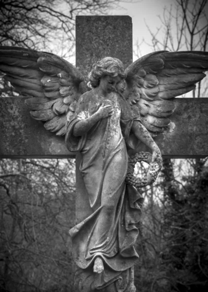 Ангел на хрест — стокове фото