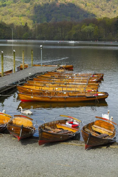 Båtar på sjön — Stockfoto