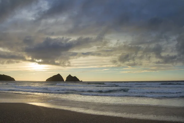 Sonnenuntergang in der Holywell Bay — Stockfoto