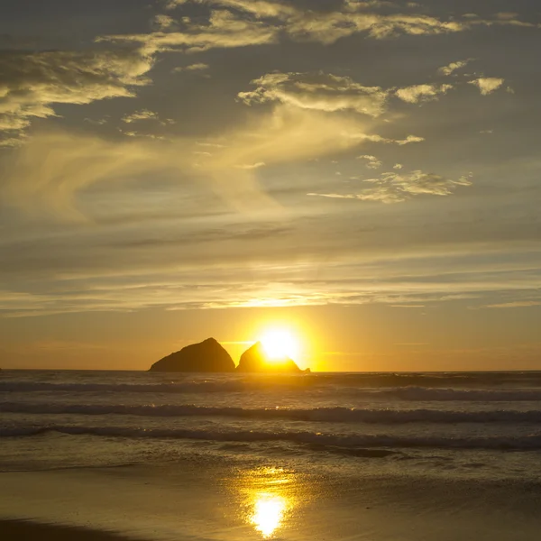 Pôr do sol na baía de Holywell — Fotografia de Stock