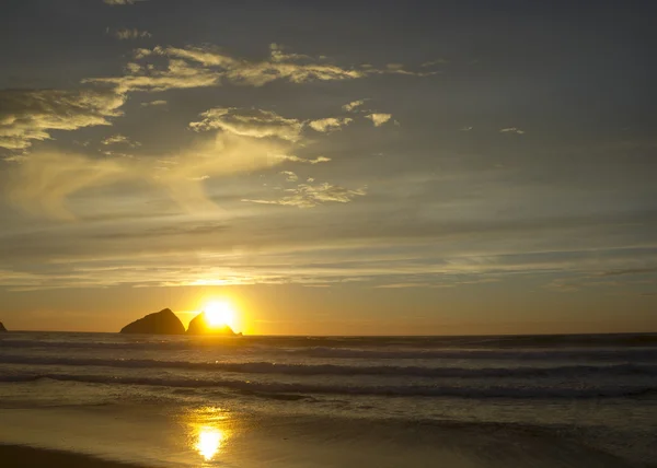 Solnedgång vid holywell bay — Stockfoto