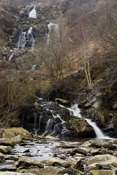 Waterval in herfstbos — Stockfoto