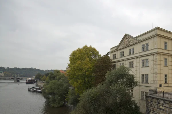 Door de rivier in Praag — Stockfoto