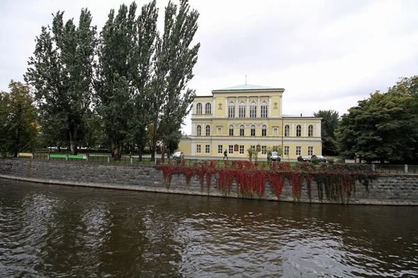 Gelbes Gebäude — Stockfoto