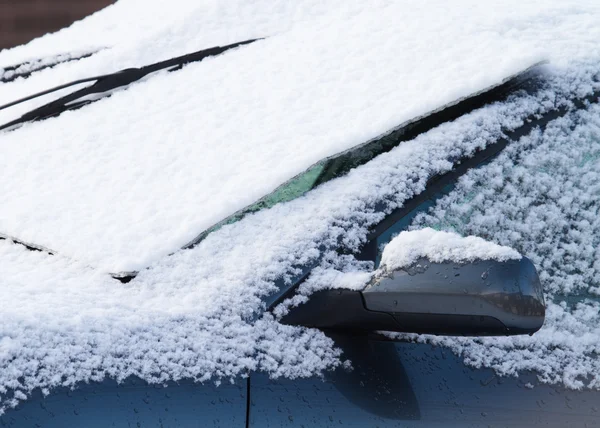 Nieve en un coche — Foto de Stock