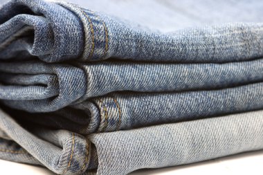 denim jeans yığını