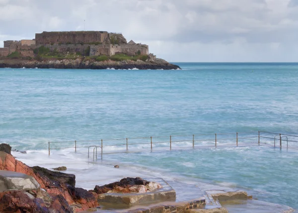 Naturlig pool i guernsey — Stockfoto