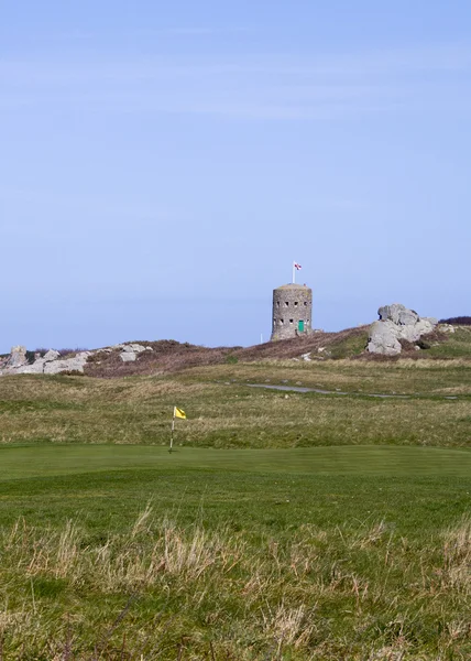 Maas in de wet torens in guernsey — Stockfoto