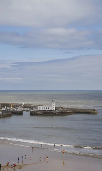 Playa de Scarborough y faro — Foto de Stock