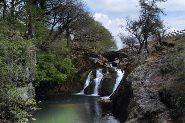 Cachoeira idílica — Fotografia de Stock
