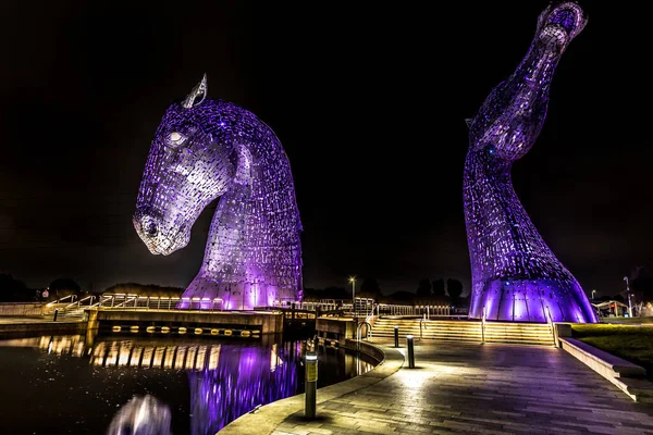 Kelpie 높이의 모양의 조각으로 Falkirk 마우스 Grangemouth 사이에 위치한 Kelpie — 스톡 사진