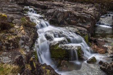Coe Nehri, İskoçya 'daki Buachaille Etive Beag' ın kuzeydoğu üssünden yükselir ve Glen Coe boyunca batıya akar.