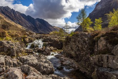 Coe Nehri, İskoçya 'daki Buachaille Etive Beag' ın kuzeydoğu üssünden yükselir ve Glen Coe boyunca batıya akar.