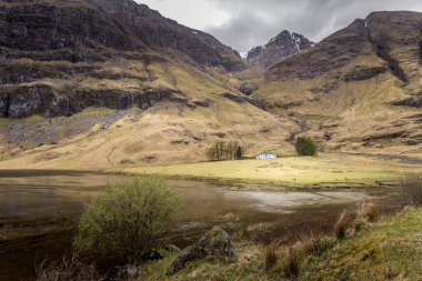 Achnambeithach Cottage Glencoe, İskoçya manzarası.