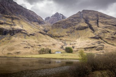 Achnambeithach Cottage Glencoe, İskoçya manzarası.