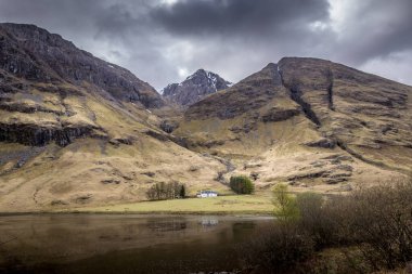Achnambeithach Cottage Glencoe, İskoçya manzarası.