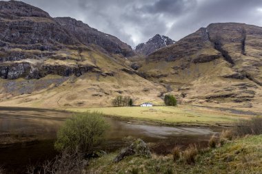 Achnambeithach Cottage Glencoe, İskoçya manzarası.