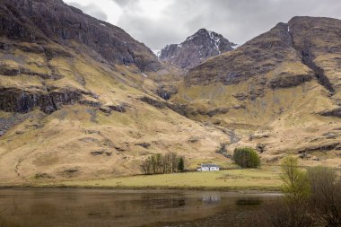 Achnambeithach Cottage Glencoe, İskoçya manzarası.
