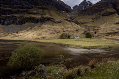 Achnambeithach Cottage Glencoe, İskoçya manzarası.