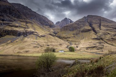 Achnambeithach Cottage Glencoe, İskoçya manzarası.