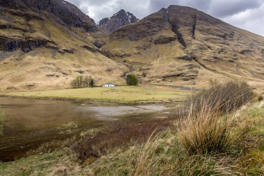 Achnambeithach Cottage Glencoe, İskoçya manzarası.
