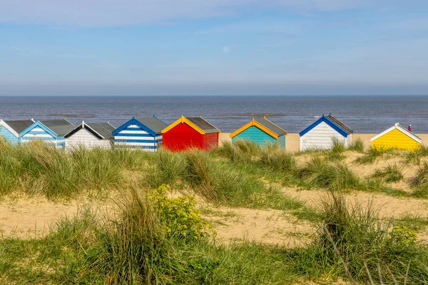 サフォーク海岸のサウスウォールドに砂丘があるビーチ小屋 — ストック写真