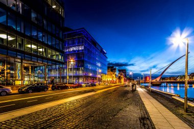 Liffey Nehri 'nin yanındaki yol. Dublin İrlanda.