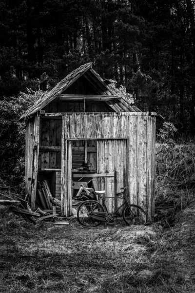 Skoçya Terk Edilmiş Bir Kulübede Eski Paslı Bir Bisikletle — Stok fotoğraf