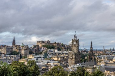 Arka planda Edinburgh kalesi olan Edinburgh.