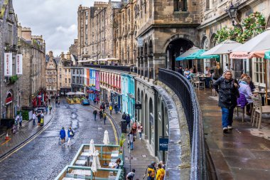 Victoria Caddesinde insanlar var, Edinburgh, İskoçya