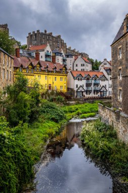 Leith suyunun yanındaki tarihi binalar, Dean Village, Edinburgh, İskoçya.