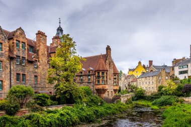 Leith suyunun yanındaki tarihi binalar, Dean Village, Edinburgh, İskoçya.