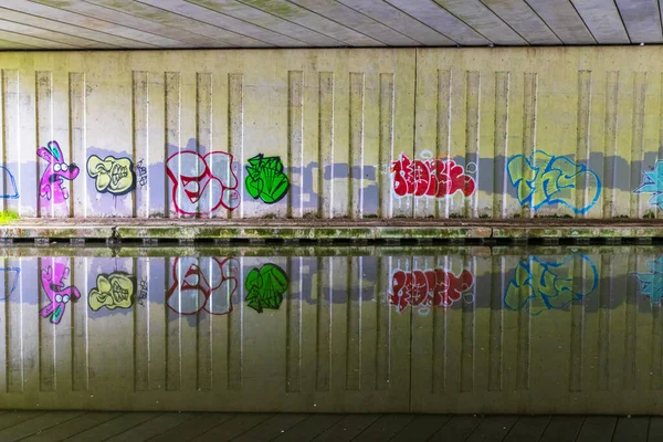 Graffiti Refletido Sob Ponte — Fotografia de Stock