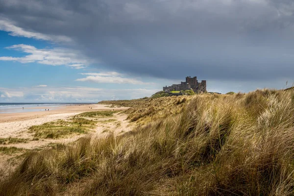 Bamburgh Castle Είναι Ένα Κάστρο Στη Βορειοανατολική Ακτή Της Αγγλίας — Φωτογραφία Αρχείου