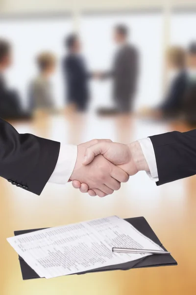 Business handshake e uomini d'affari — Foto Stock