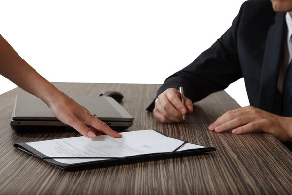 Женщина указывает на бизнесмена на месте подписания контракта — стоковое фото