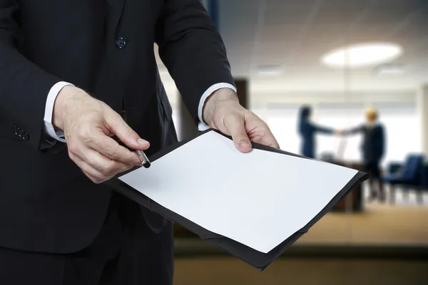 Conceito de negócio-homem de negócios dando um documento para você — Fotografia de Stock