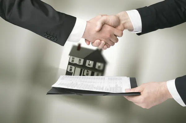 Люди пожимают руки в сделке с недвижимостью — стоковое фото