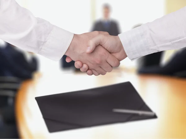 Business handslag och affärsmän på kontoret — Stockfoto