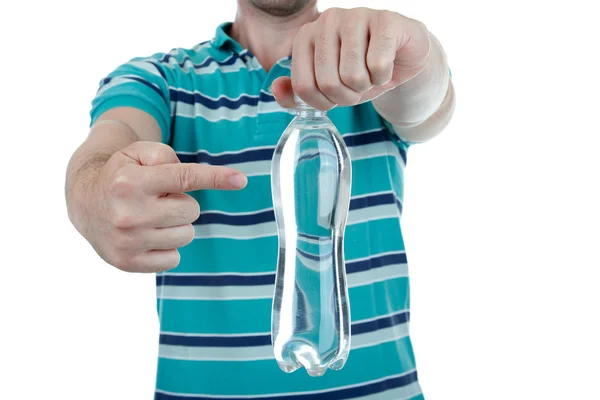 Człowiek, wskazując na butelkę z wodą — Zdjęcie stockowe