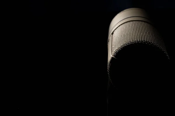 Gölgedeki Siyah Arkaplanda Daha Yoğunlaştırıcı Altın Stüdyo Mikrofon.