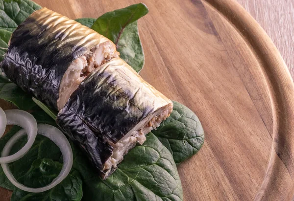 Tahtada soğan ve otlarla dilimlenmiş balık. Uskumru. Balık Tabakları. Balık atıştırmalıkları. Etiket Resmi