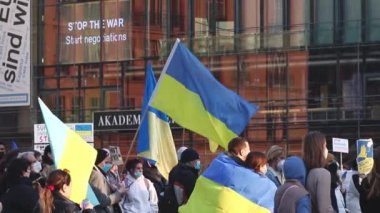 İnsanlar Sözcüyü Dinliyor, Savaş Karşıtı Gösteri, Ukrayna Bayrakları