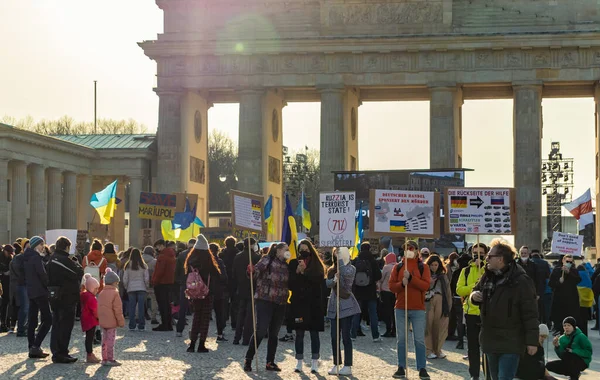 Berlin, Almanya - 21 Mart 2022: Ukrayna 'daki Rus Savaşı' nı protesto, protesto. Savaş Karşıtı Afişler