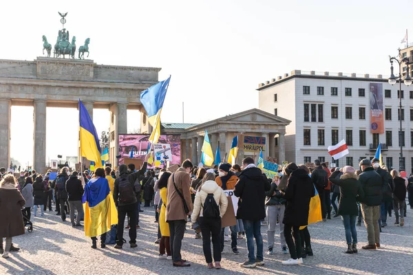 Berlin, Almanya - 21 Mart 2022: İnsanlar Ukrayna 'da Savaşı Protesto Ediyor. Brandenburger Kapısı