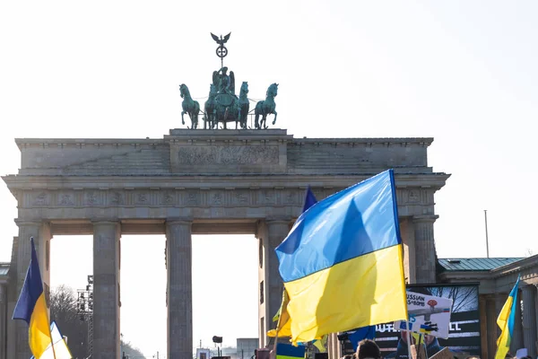 Berlim, Alemanha - 21 de março de 2022: Portão Brandenburger em Berlim, protesto contra a guerra russa na Ucrânia. Bandeiras ucranianas Fotografia De Stock
