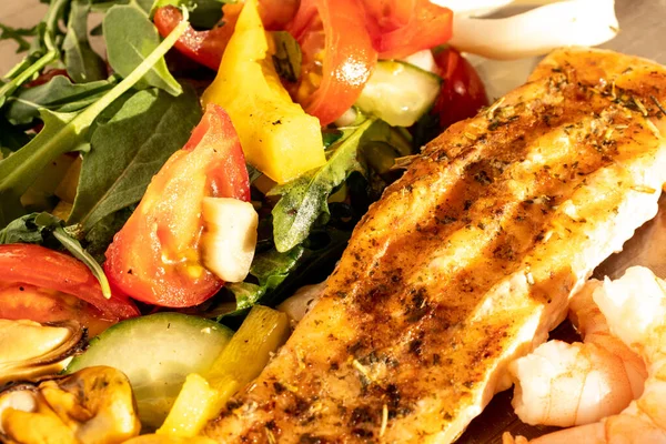 Karışık deniz ürünleri ızgara somon midyesi, karides, taze sebzeler, salata, yakın çekim.