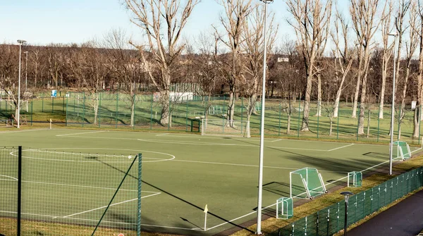 Terrain de football vide en ville. Aire de jeux pour le football. Terrain de football pour les entraînements et les jeux — Photo